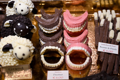 【今日の1枚】離れられない間柄──チョコレートと歯