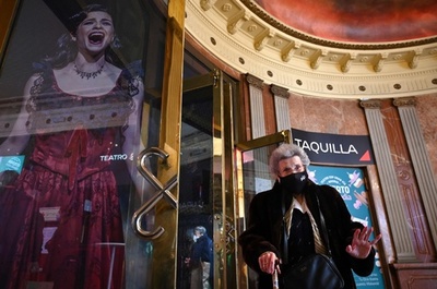 1年ぶりの外出で観劇、ワクチン接種受けた高齢者ら スペイン