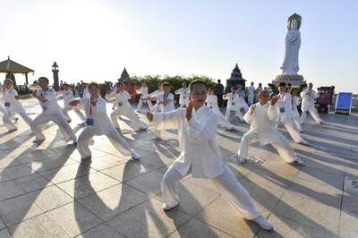 朝日を浴びながら太極拳、世界太極拳文化観光フェスティバル
