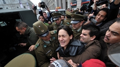 地下鉄でポールダンスを踊った女を逮捕、チリ