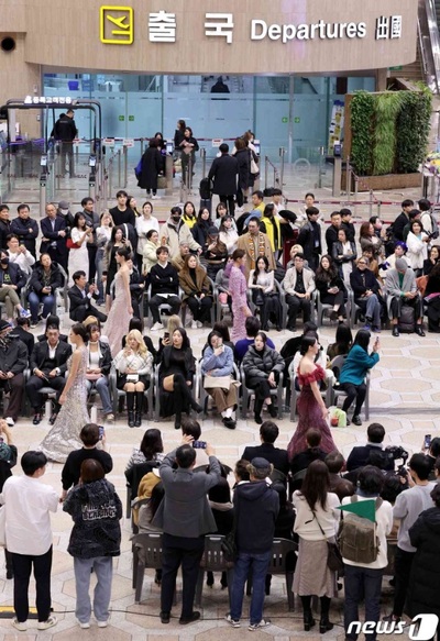 ランウェイに変身した国際線待合室…韓国・金浦空港でファッションショー