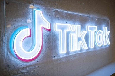 TikTok、ロシアでの動画投稿停止 ネトフリも事業停止