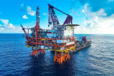 中国の独自設計による3万トンの海洋石油ガスプラットフォームが設置完了