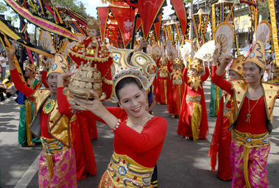 幼年のキリスト像を祝う、セブ島最大の祭 - フィリピン