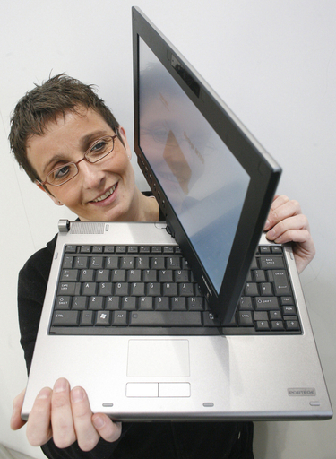 世界最大の情報技術見本市「CeBIT」、東芝のタブレットPCも登場