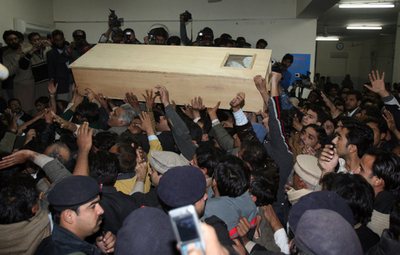 「暗殺はテロリストの所業」とムシャラフ大統領、総選挙の実施に暗雲