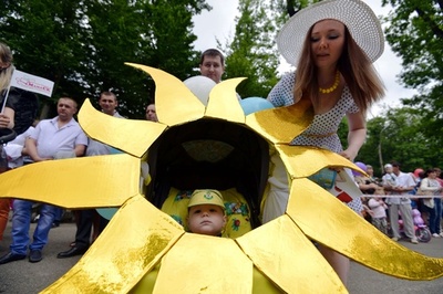 手作り感が魅力の「ベビーカーパレード」、国際子どもの日 露