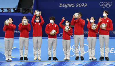 北京五輪フィギュア団体のメダル授与式 8月7日パリで開催