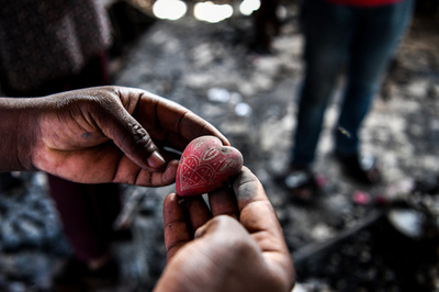 【今日の1枚】ハート無残、抗議デモで火災