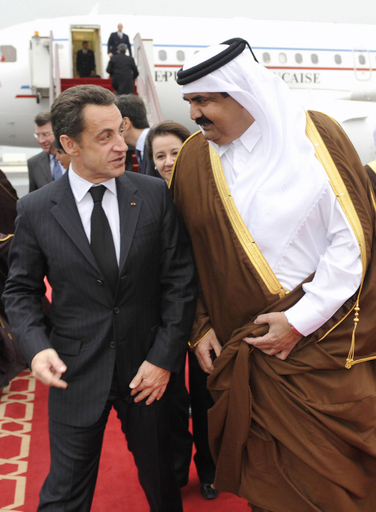 サルコジ大統領UAE入り、原子力と軍事協定に調印