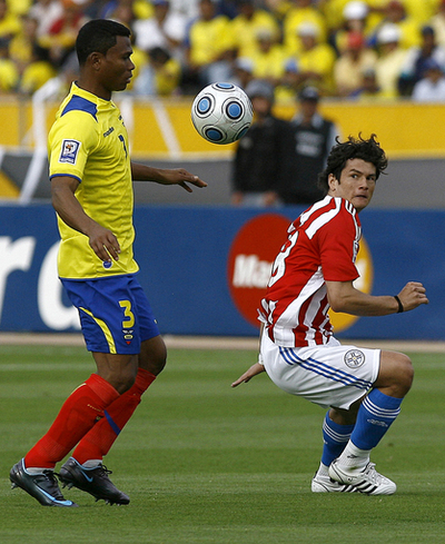 首位パラグアイ エクアドルと分ける、W杯予選