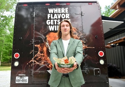 ジャガーズがQBローレンスを全体1位指名 NFLドラフト