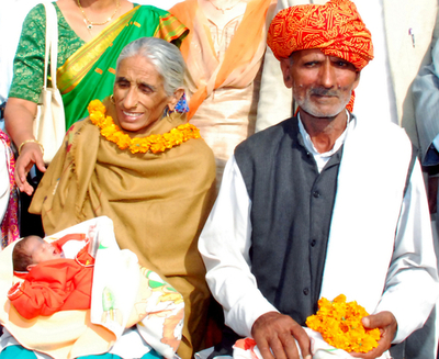 インドで70歳女性が女児出産、世界最高齢か