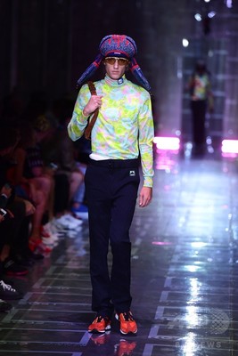 ネオンカラーでスポーティ プラダ 19年春夏メンズ 写真47枚 ファッション ニュースならmode Press Powered By Afpbb News