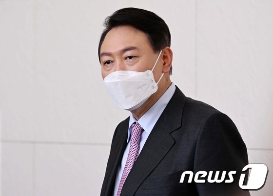 10日午後、ソウル市内のホテルで取材陣の質問に答えるユン氏(c)news1