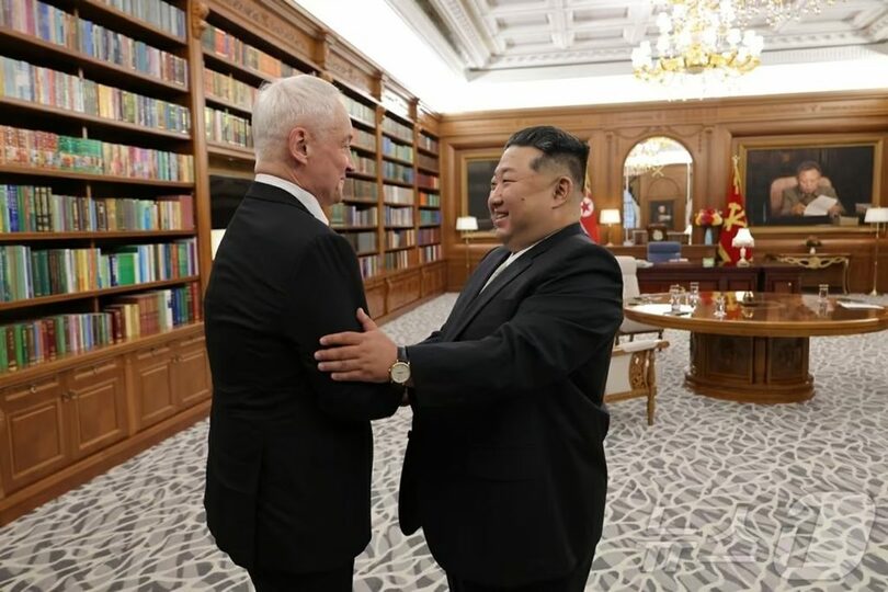 ロシアのベロウソフ国防相と面会する北朝鮮のキム・ジョンウン（金正恩）朝鮮労働党総書記＝労働新聞(c)news1