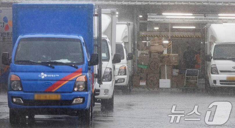 8月13日、京畿道富川市の宅配物流センターに停車中のCJ大韓通運の宅配トラック(c)news1