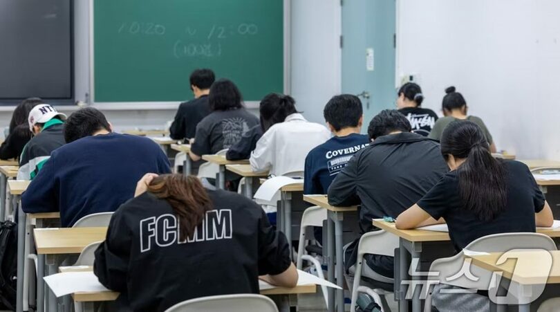 2027年度大学修学能力試験（修能）を約4カ月後に控え、ソウル市広津区の建国大学で模擬論述試験を受ける受験生＝2026年7月15日 (c)news1