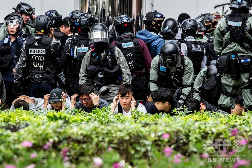 香港で爆買い中国人への抗議デモ 42人逮捕