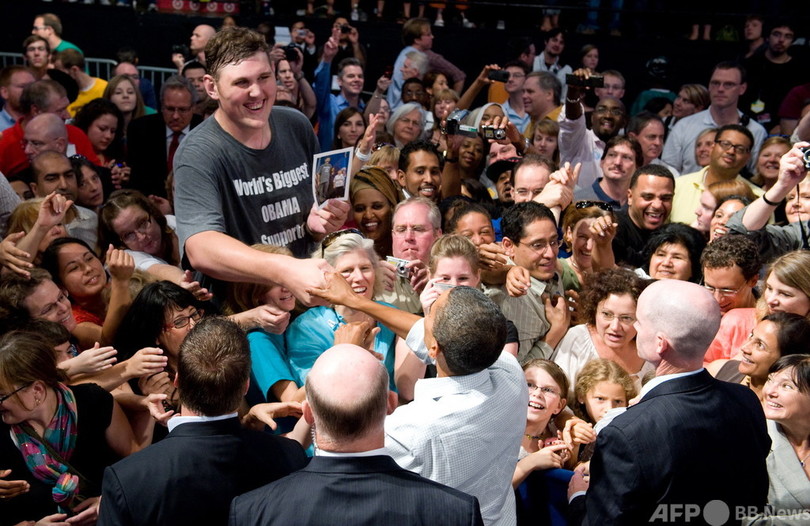 「米国で最も背の高い男性」死去 38歳