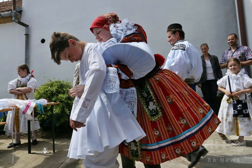 華やかな民族衣装で騎馬行列、チェコの伝統行事「王様騎行」