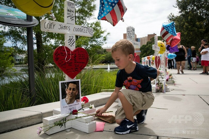 同性愛者向けクラブ銃乱射事件で被害者の埋葬、米