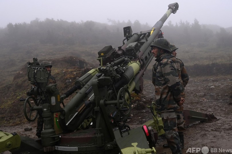 インド軍、中国との国境近くに榴弾砲など展開