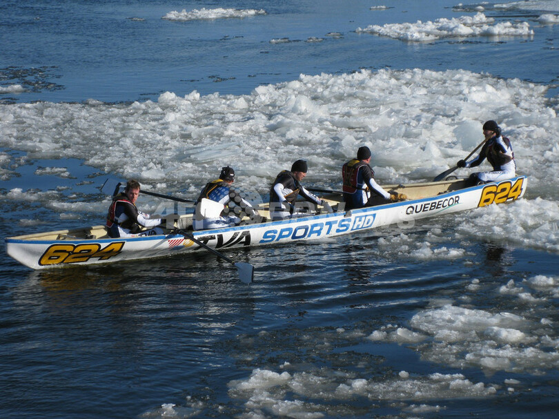 流氷かき分け進む究極のカヌーレース、カナダ・ケベックの冬の風物詩