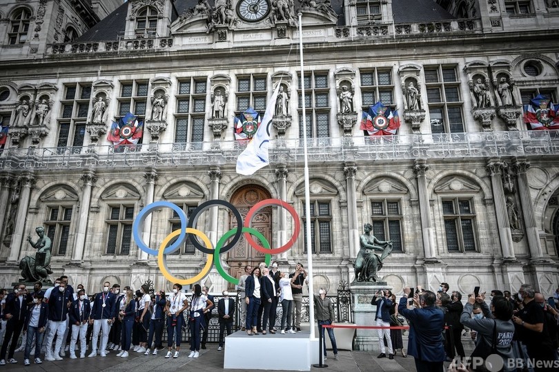 フランス選手団が帰国、五輪旗もパリに到着