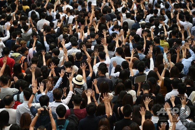 香港デモ隊、中心部にバリケード築く 覆面禁止令制定直後