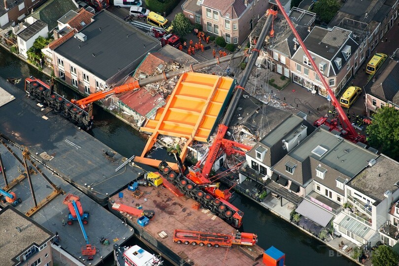 工事現場でクレーン2基が転倒、住宅や商店押しつぶす オランダ