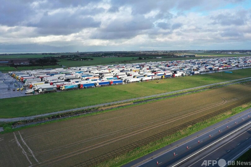 トラック数千台、Xマスも英で足止め フランスに激怒する運転手も