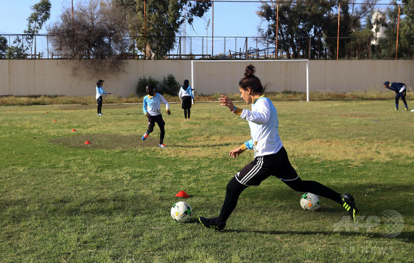 リビアの女子サッカー代表チーム、ピッチの内外で奮闘