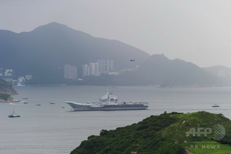 中国の空母「遼寧」が香港に寄港 軍事力を誇示