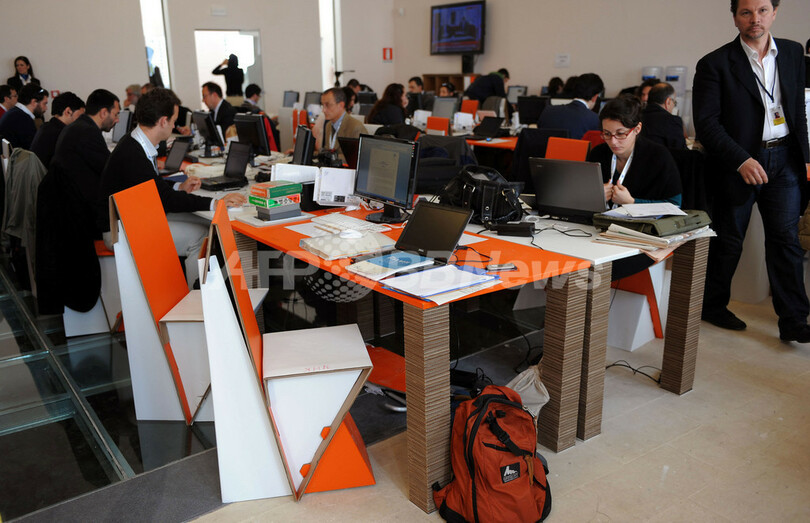 伊G8環境相会合、記者たちにもエコな仕事場