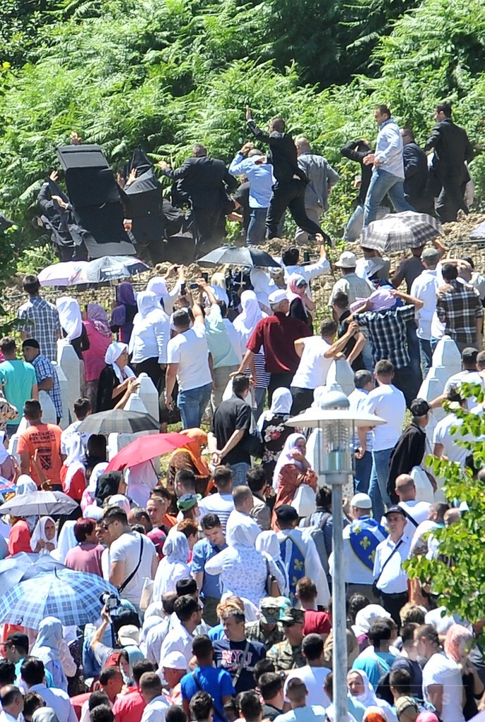 ボスニア虐殺20年の追悼式典、セルビア首相に投石