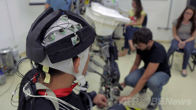 下半身不随者がロボスーツでキックオフへ、W杯開会式