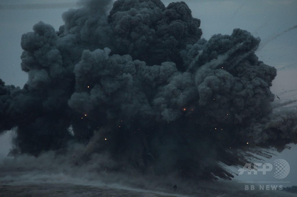 イスラム国狙った空爆の瞬間を撮影、逃げ去る戦闘員 写真9枚 国際ニュース:AFPBB News