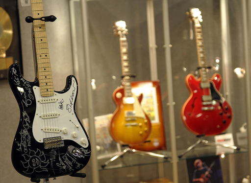 Eric Clapton ギターオークションカタログ　エリック・クラプトン C.F.Martin Guitar | ERIC CLAPTON 1995-2025 30th Anniversary