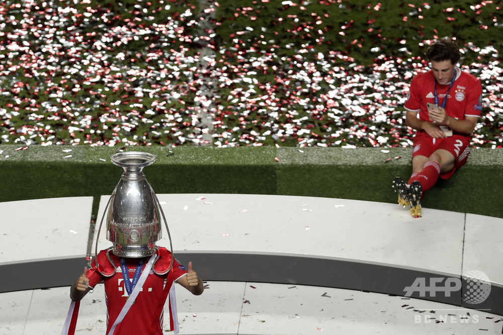 今日の1枚】CL優勝、歓喜は肌身離さず 写真3枚 国際ニュース：AFPBB News
