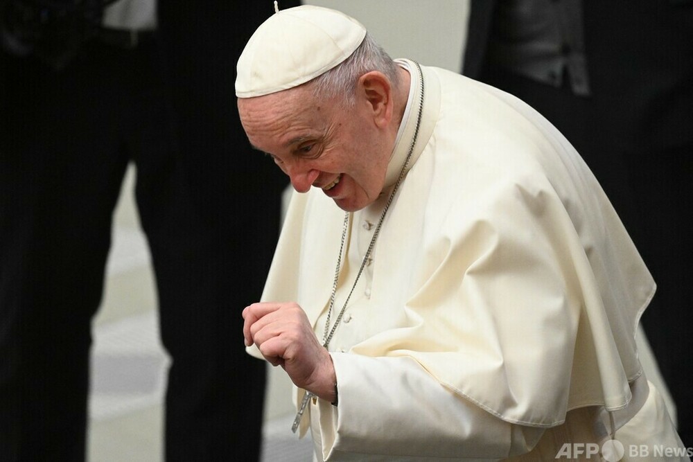 音楽愛好家のローマ教皇、レコード店に立ち寄る 写真6枚 国際ニュース：AFPBB News