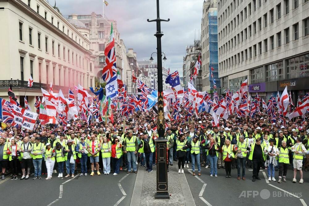 英ロンドンで極右集会とカウンターデモに数万人が参加、43人逮捕