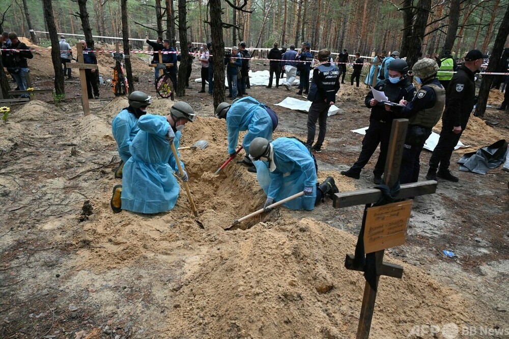 国際ニュース：AFPBB News集団墓地に両手縛られた遺体 ウクライナ大統領、ロシアを非難