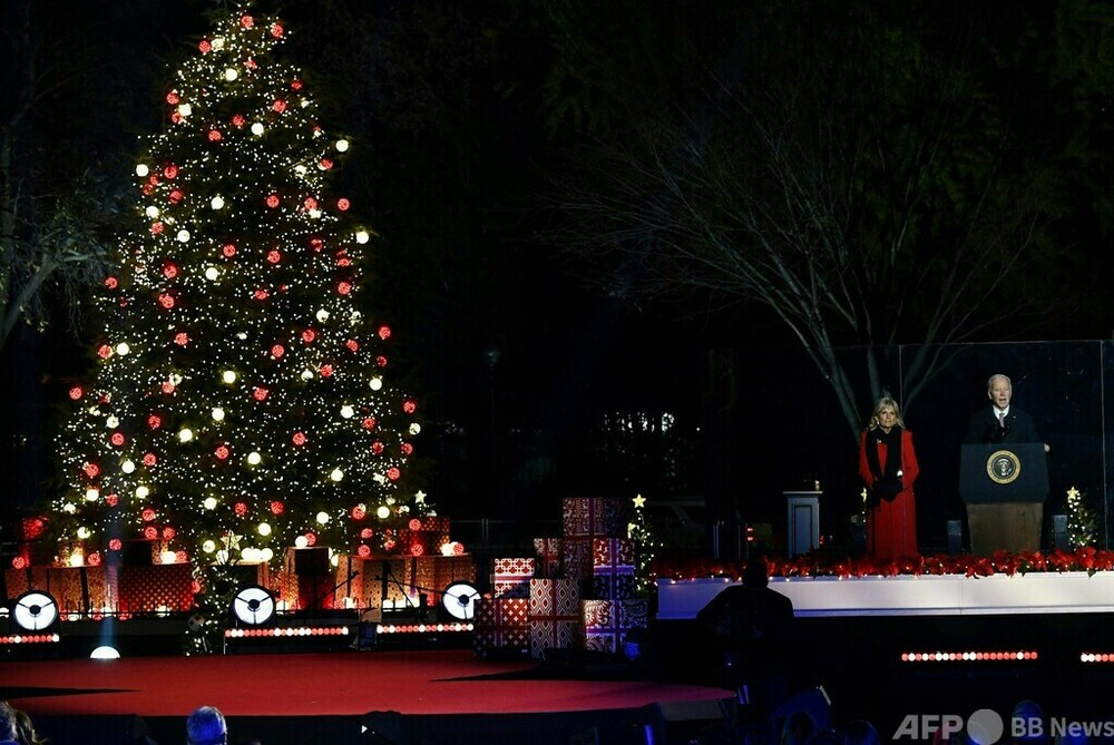 米首都でクリスマスツリー点灯式 著名アーティストが歌のプレゼント 