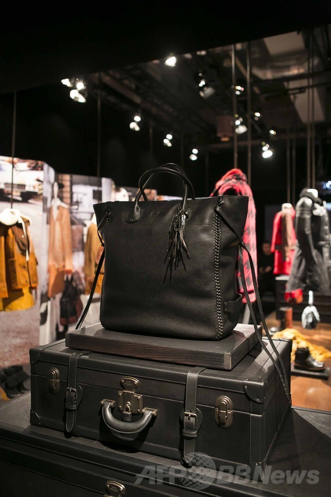 「コーチ」、スチュアート・ヴィヴァースによるデビューコレクションを都内で披露