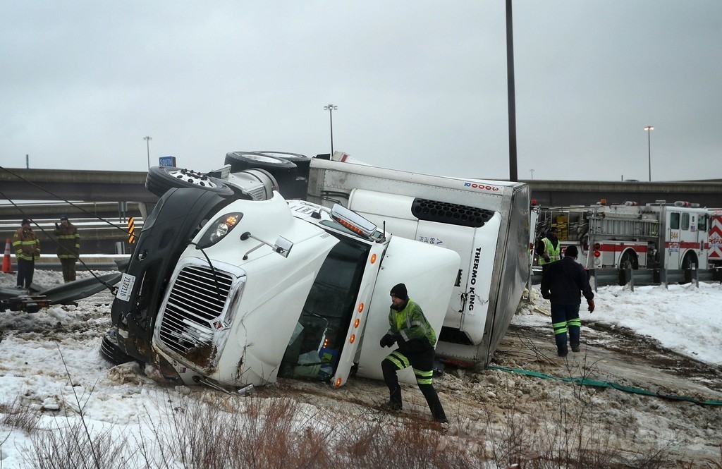 米東部に「スノーマゲドン」襲来、大雪で事故など相次ぐ