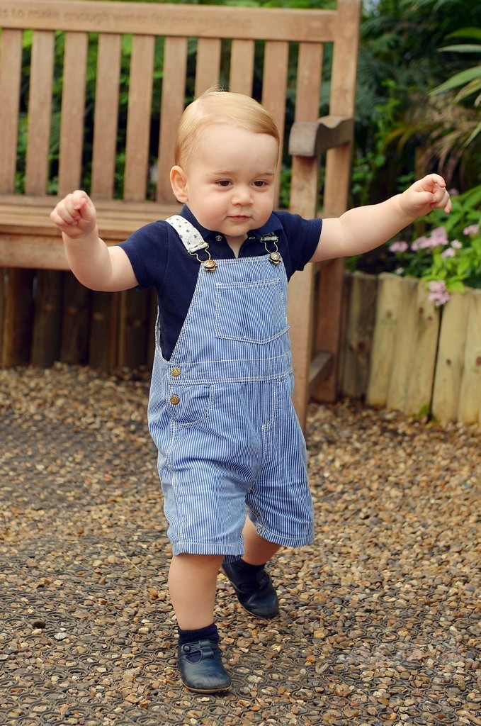 1歳の誕生日迎えた英ジョージ王子、「スタイルアイコン」に
