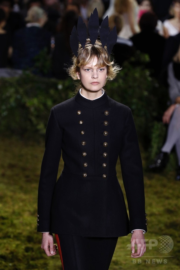 キウリによる初の「ディオール」オートクチュール、ファッション界から称賛