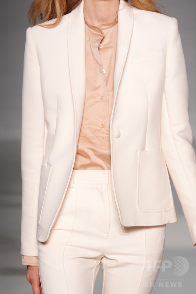 膝下丈のスカートでエレガントに、「ジル・スチュアート」15年春夏