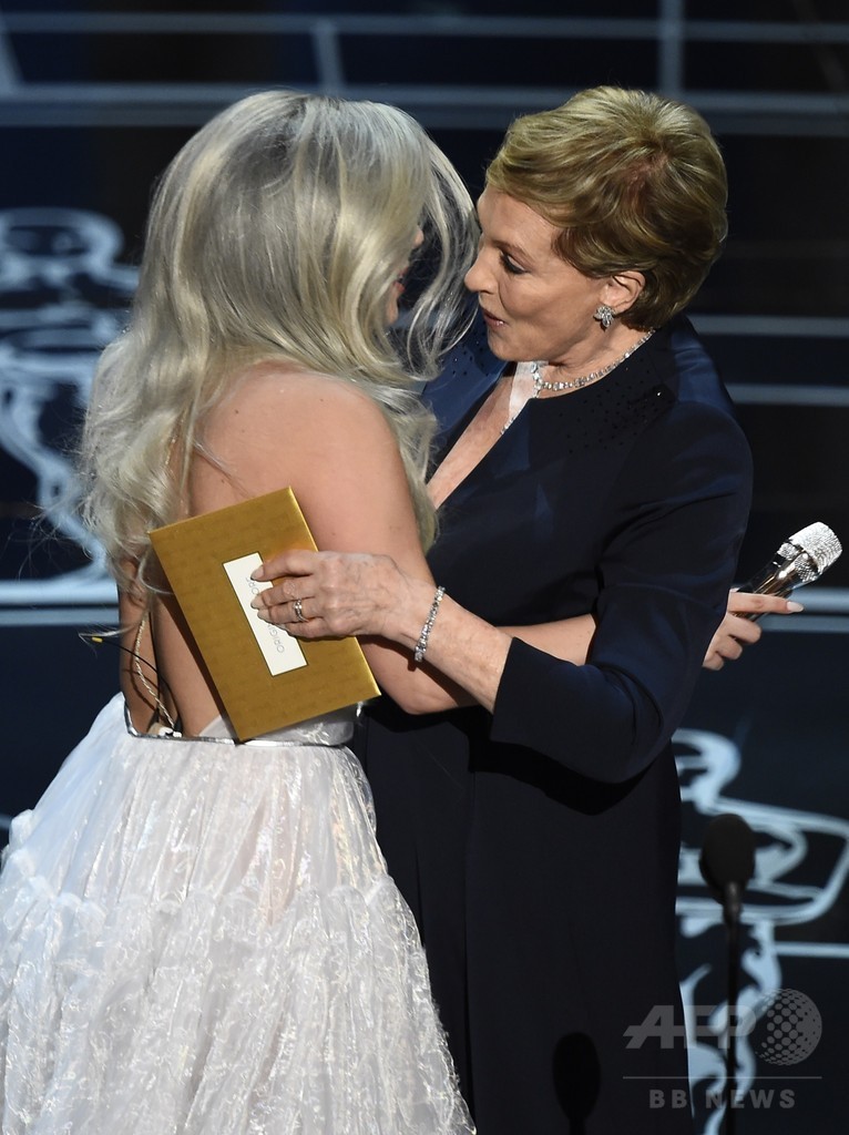 レディー・ガガ、アカデミー賞授賞式で熱唱